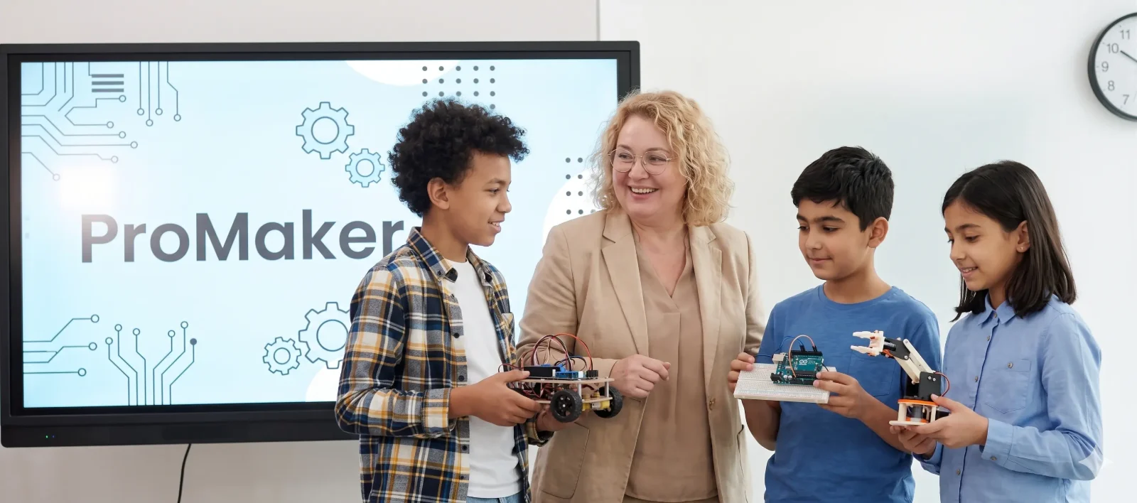 ProMaker eğitmeni ve robot projeleriyle öğrenciler